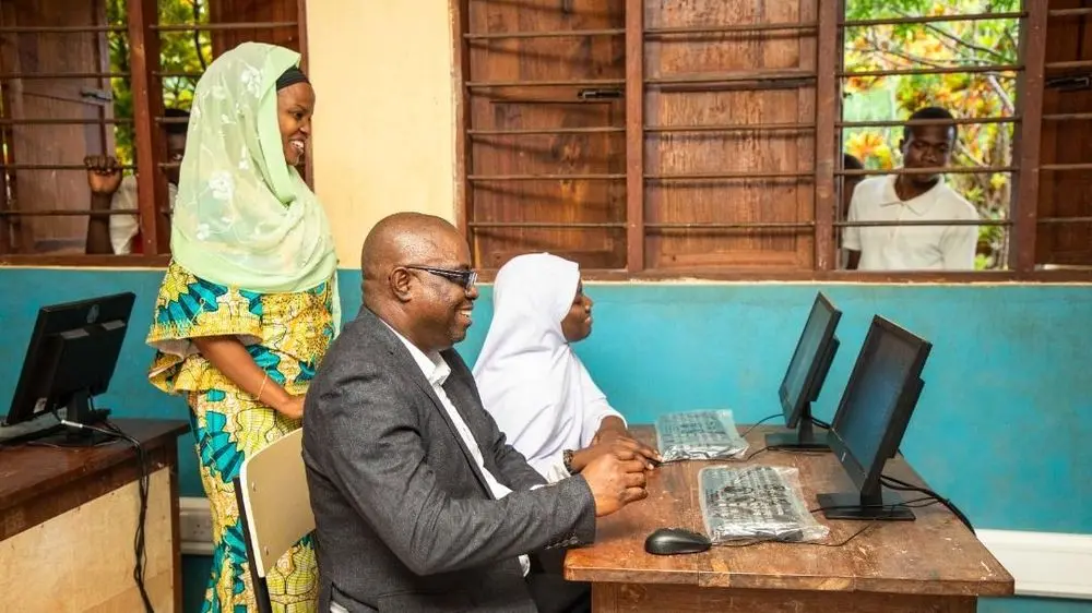 TCRA yakabidhi vifaa vya TEHAMA Shule ya Sekondari Tumbatu, Zanzibar
